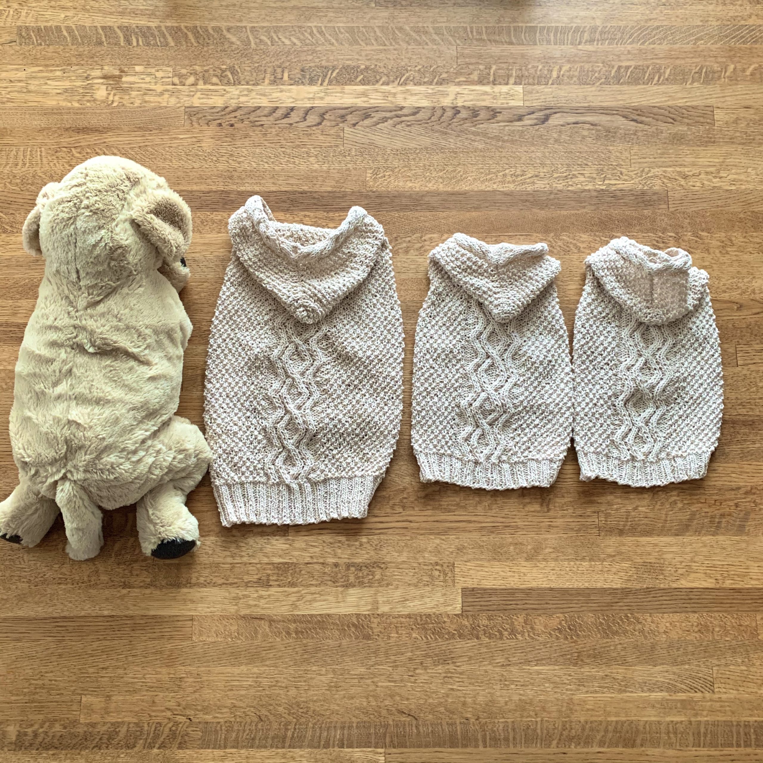 ケーブル模様のフード付きドッグベスト 犬の服 Sapo Tricot